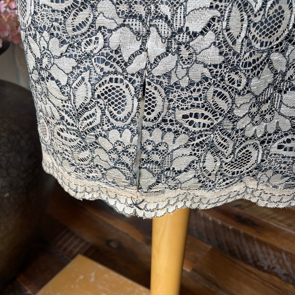 COPY - NEW with tags. Calvin Klein lace dress with black lining, back slit. Siz… - Picture 4 of 8
